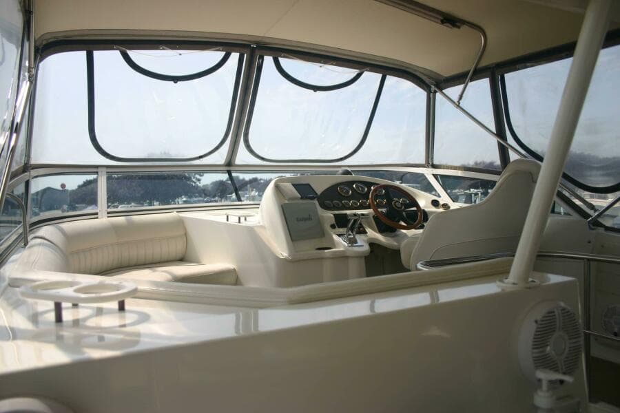 2001 Cruisers Yachts 3750 Motor Yacht