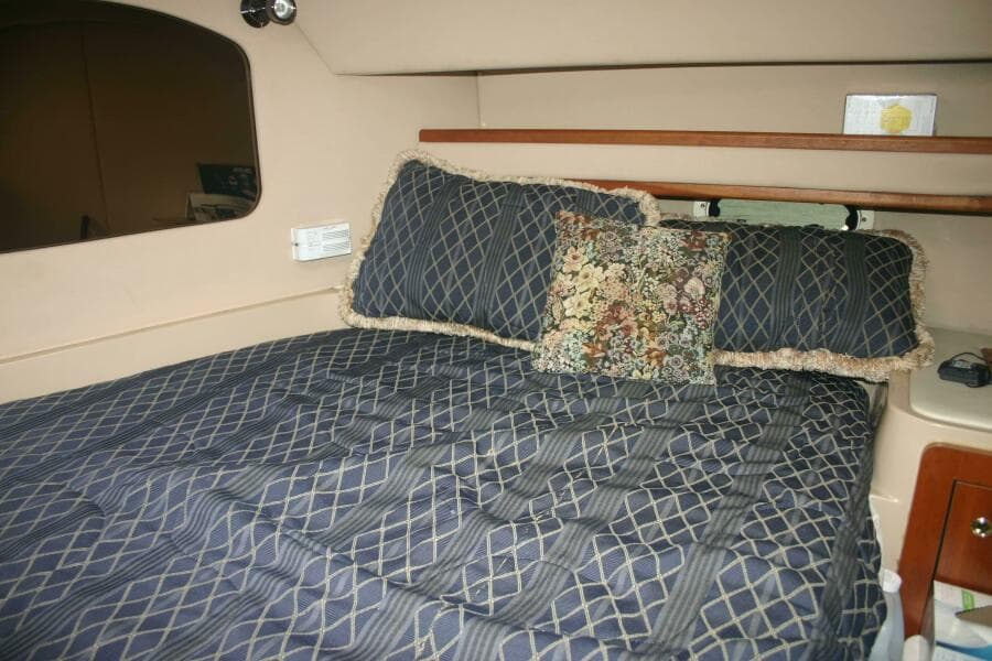2001 Cruisers Yachts 3750 Motor Yacht