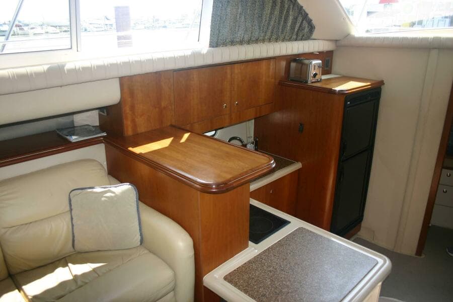 2001 Cruisers Yachts 3750 Motor Yacht