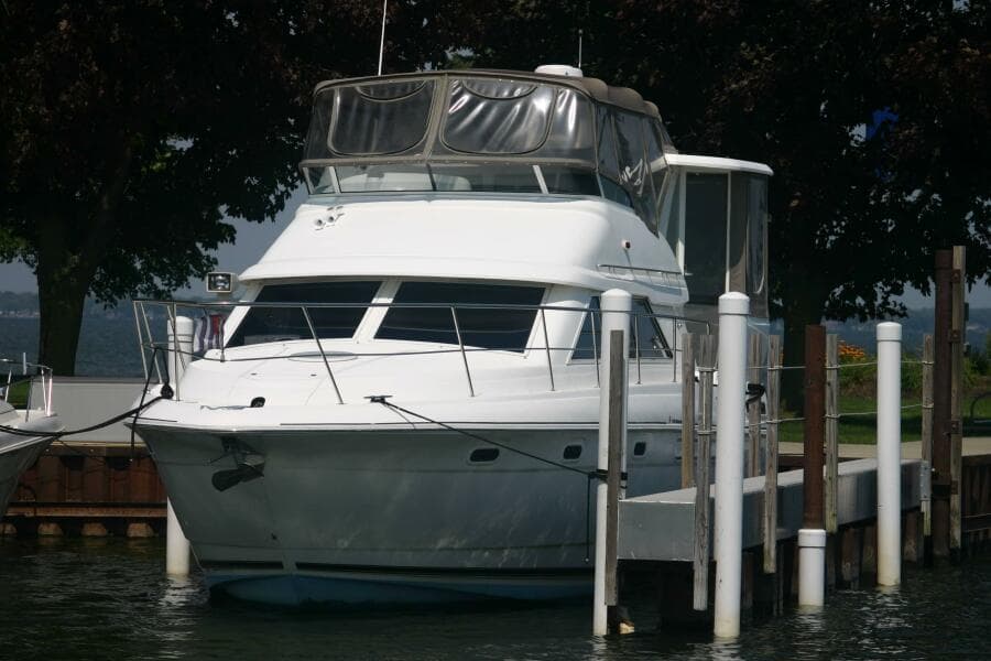 2001 Cruisers Yachts 3750 Motor Yacht