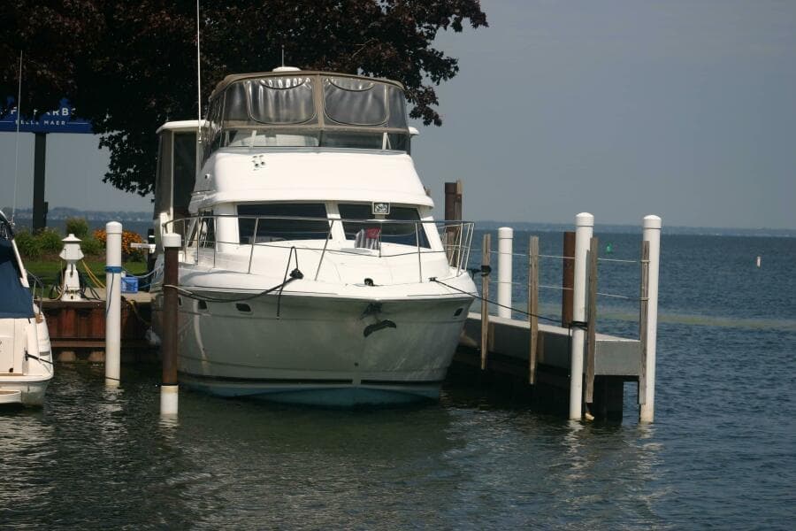 2001 Cruisers Yachts 3750 Motor Yacht