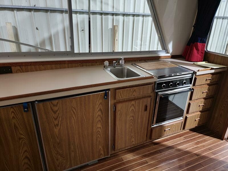 1983 Bertram 33 Flybridge Cruiser