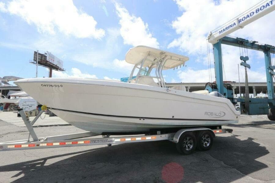 2017 Robalo R260 Center Console