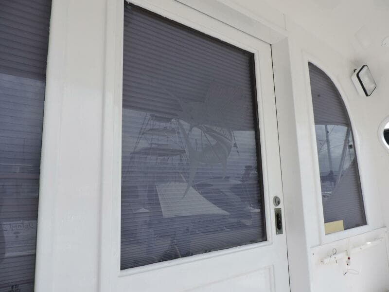 21  Salon Door