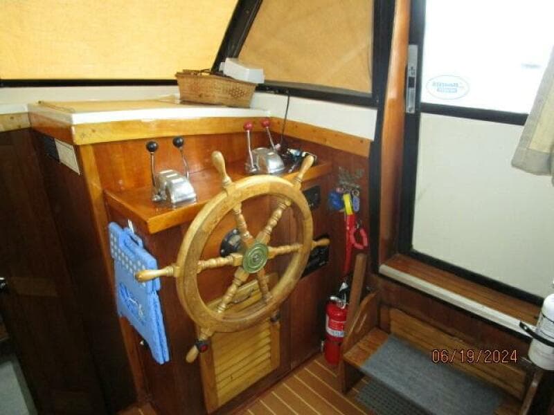 40' Mainship lower helm1