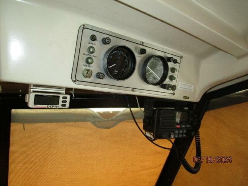 40' Mainship lower helm2