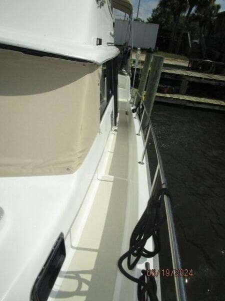 40' Mainship port side deck1