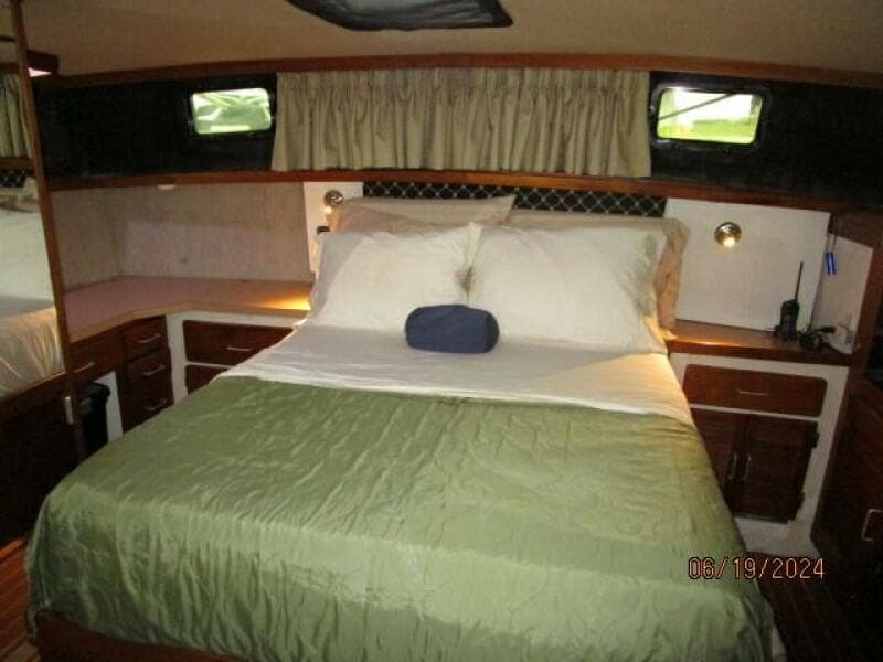 40' Mainship master stateroom
