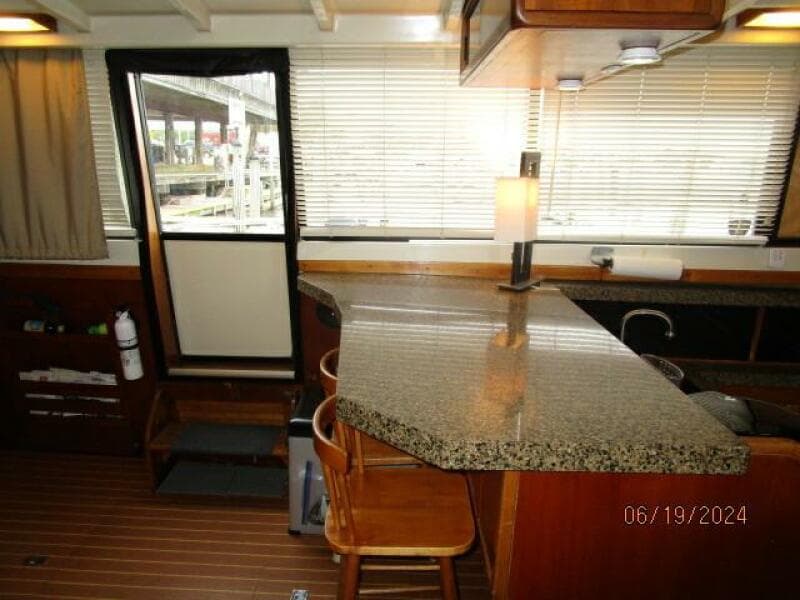 40' Mainship salon port