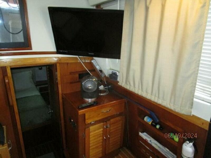 40' Mainship salon port aft