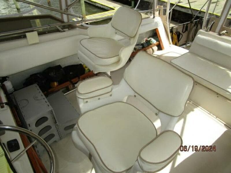 40' Mainship flybridge helmseats
