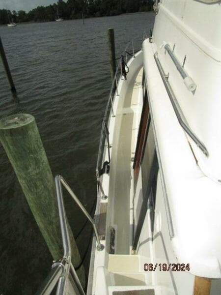 40' Mainship port side deck2