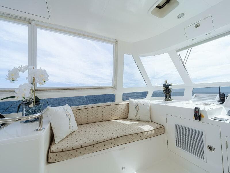 Flybridge Port Lounge