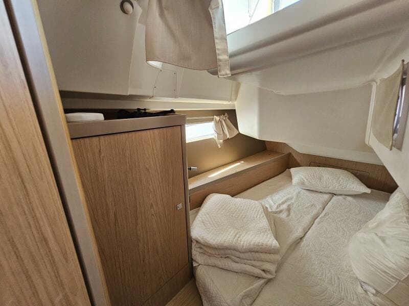 2017 Beneteau Oceanis 45 - Guest Cabin
