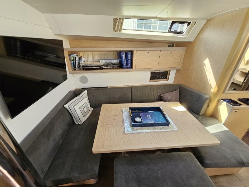 2017 Beneteau Oceanis 45 - Dinette