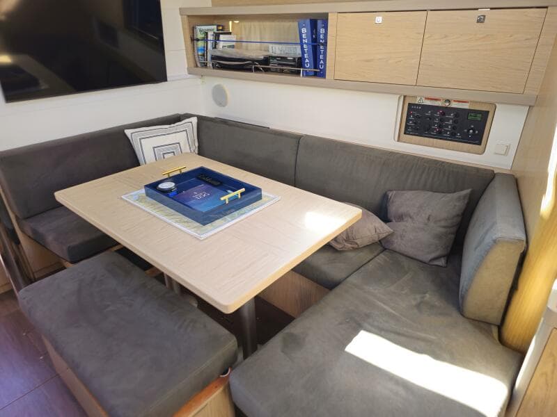 2017 Beneteau Oceanis 45 - Dinette