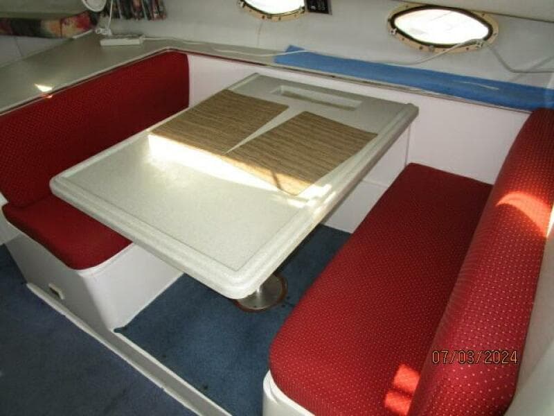 33' Wellcraft dinette2