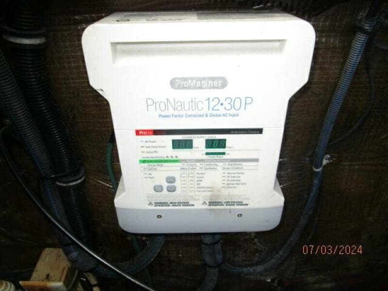 33' Wellcraft battery charger