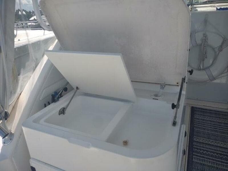 33' Wellcraft cockpit port forward