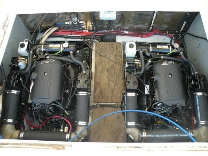 33' Wellcraft engine room access2