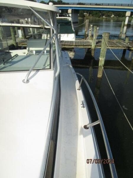 33' Wellcraft port side deck