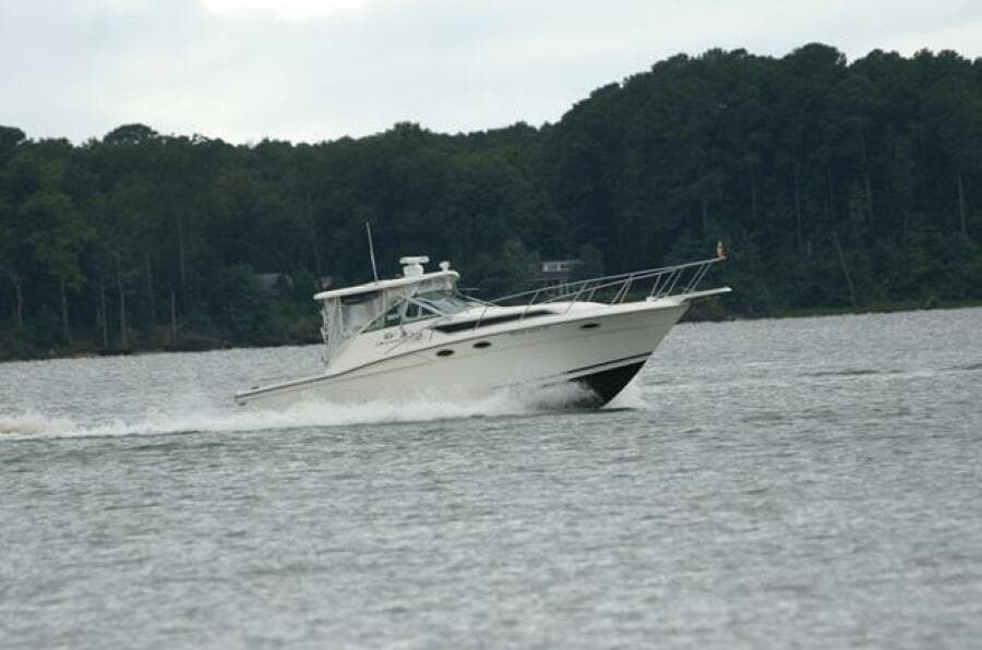 33' Wellcraft underway
