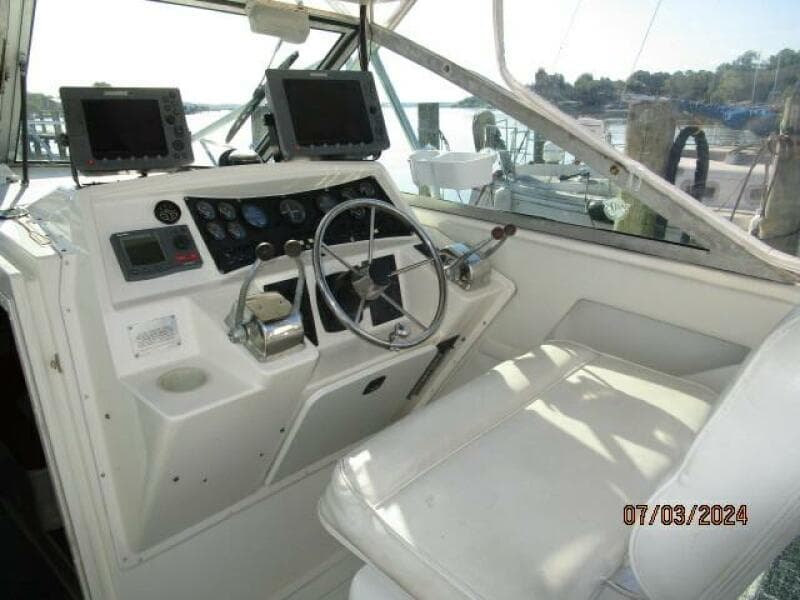 33' Wellcraft helm1