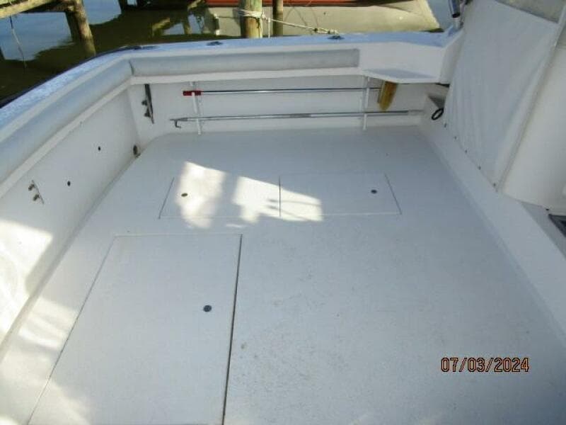 33' Wellcraft cockpit port