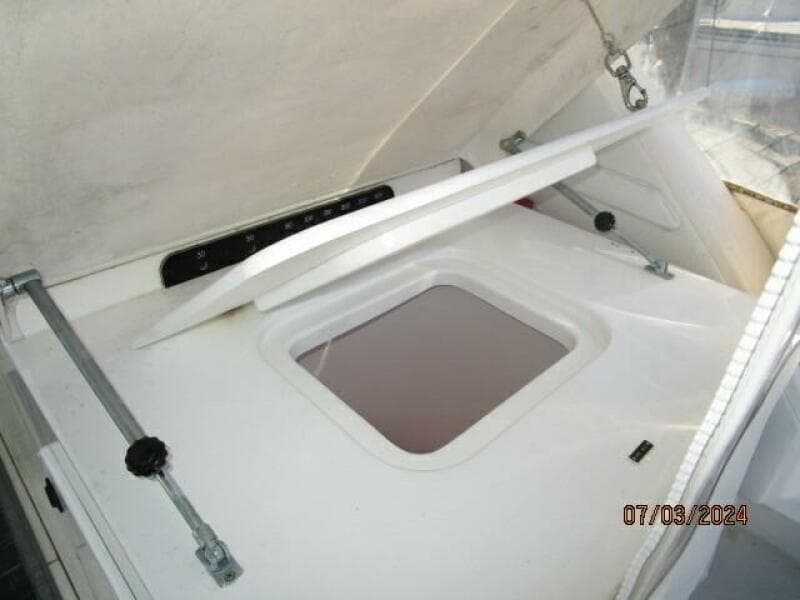 33' Wellcraft cockpit baitwell