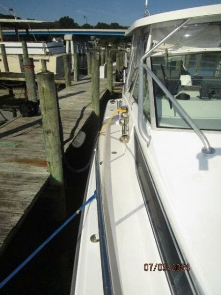 33' Wellcraft starboard side deck