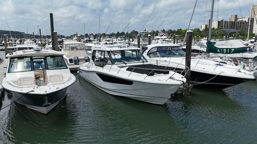 2021 Boston Whaler 405 Conquest