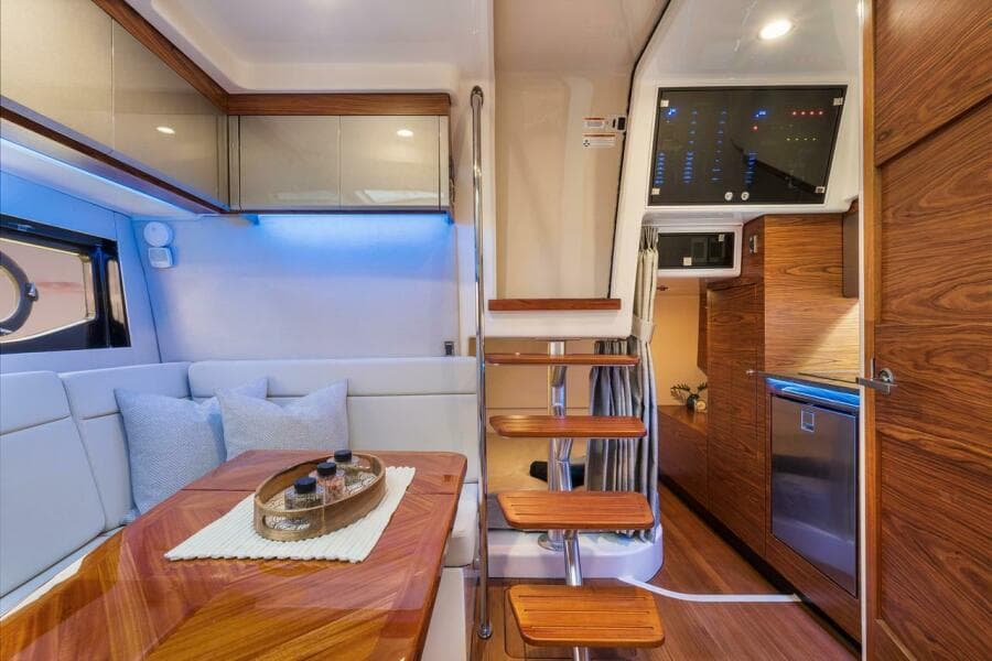 2021 Boston Whaler 405 Conquest
