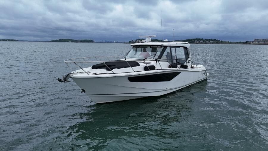 2021 Boston Whaler 405 Conquest