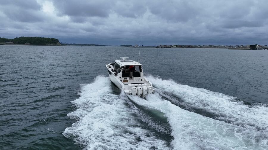 2021 Boston Whaler 405 Conquest