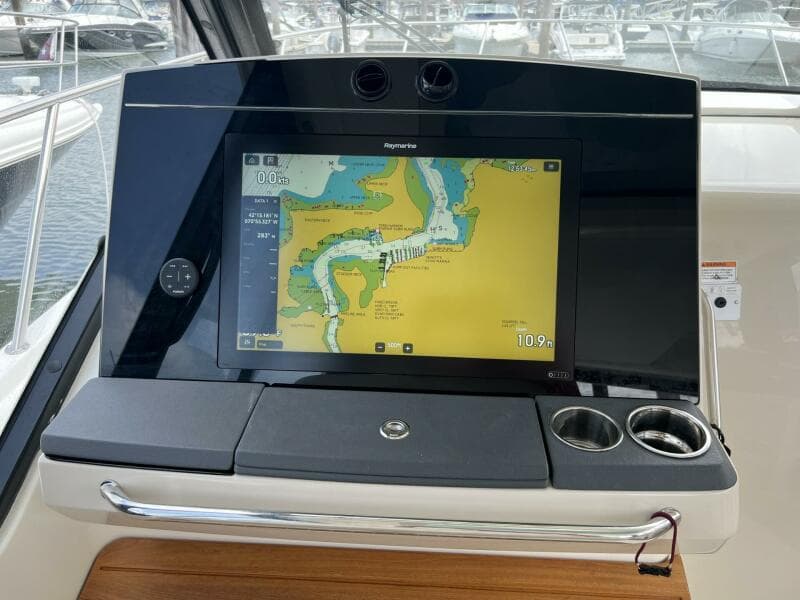 2021 Boston Whaler 405 Conquest