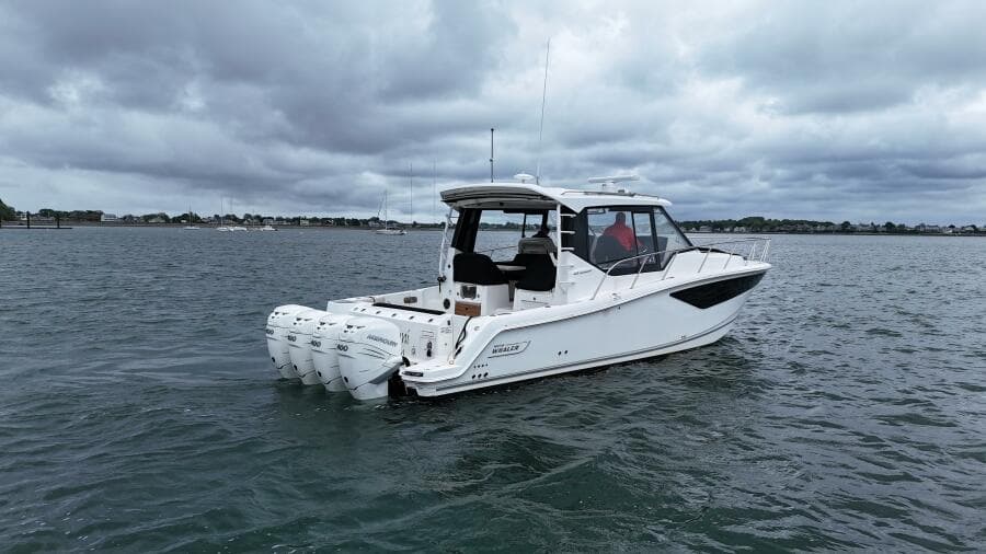 2021 Boston Whaler 405 Conquest