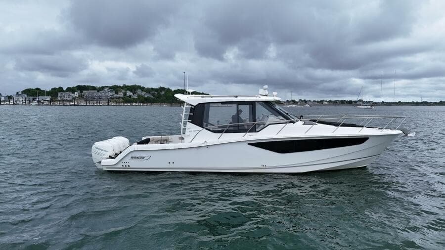 2021 Boston Whaler 405 Conquest
