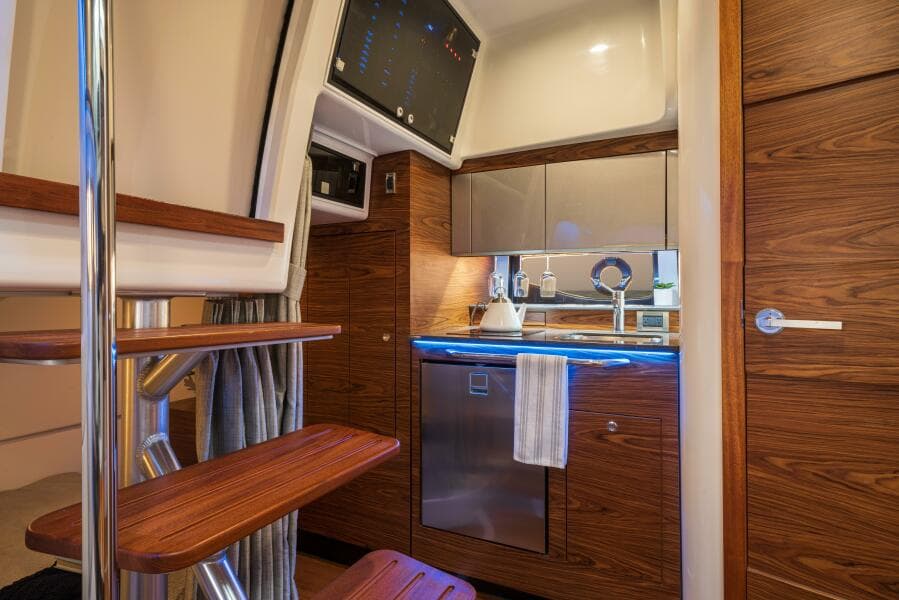 2021 Boston Whaler 405 Conquest
