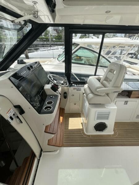 2021 Boston Whaler 405 Conquest