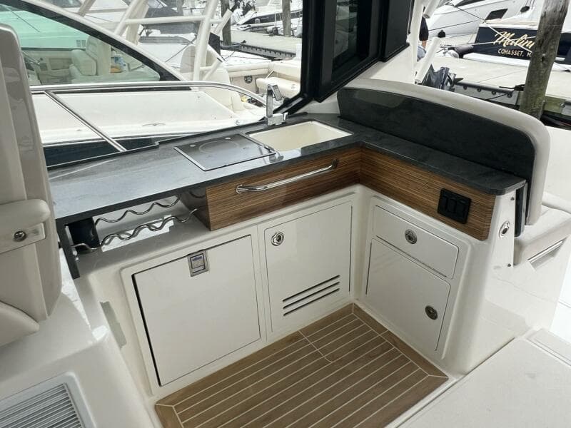 2021 Boston Whaler 405 Conquest