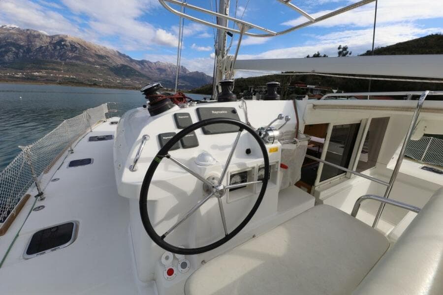 2014-lagoon-400-s2-sail-7245175-20240424060000318-1_XLARGE.jpg