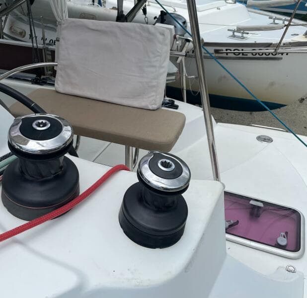 2011-lagoon-380-sail-9376262-20240503051129834-1_XLARGE.jpg
