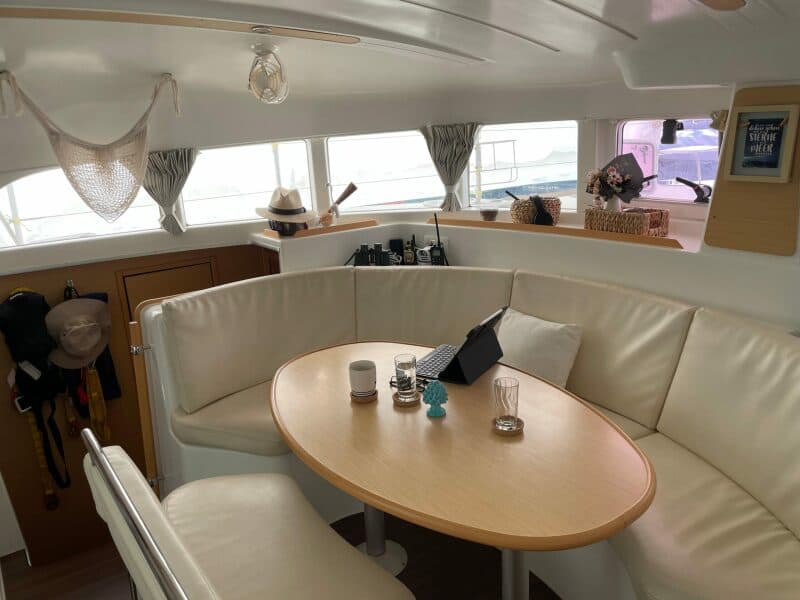 2011-lagoon-380-sail-9376262-20240504042532714-1_XLARGE.jpg