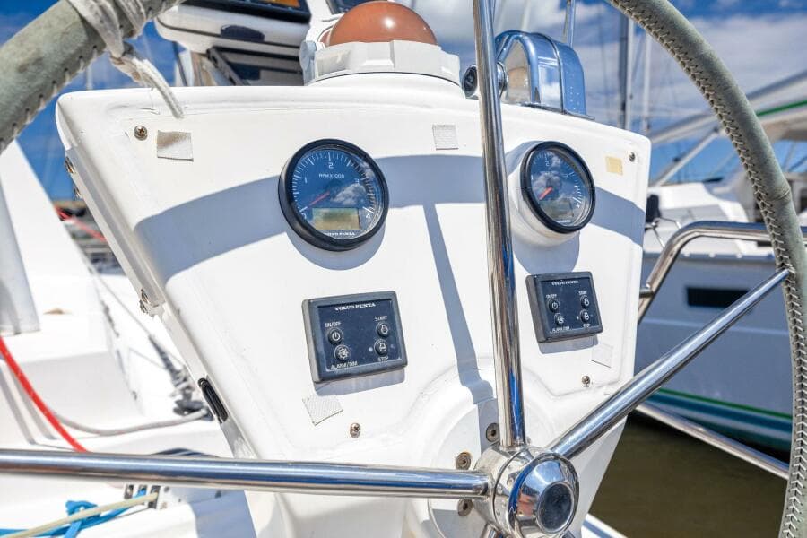 2009-catana-42-owners-version-sail-9421493-20240613120802415-1_XLARGE.jpg