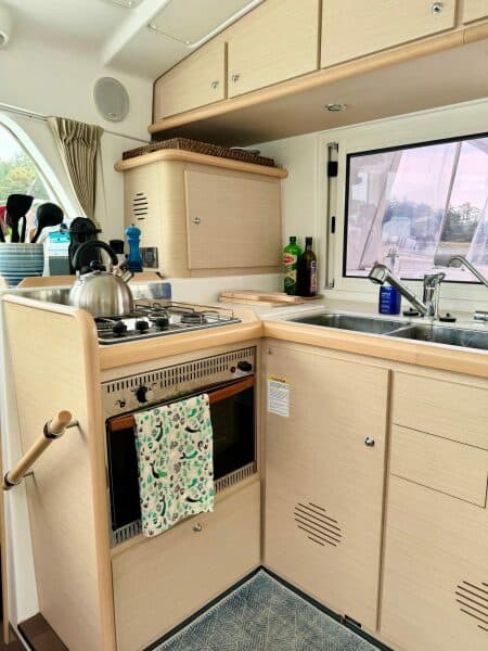 2010-lagoon-440-sail-9479856-20240723110612519-1_XLARGE.jpg