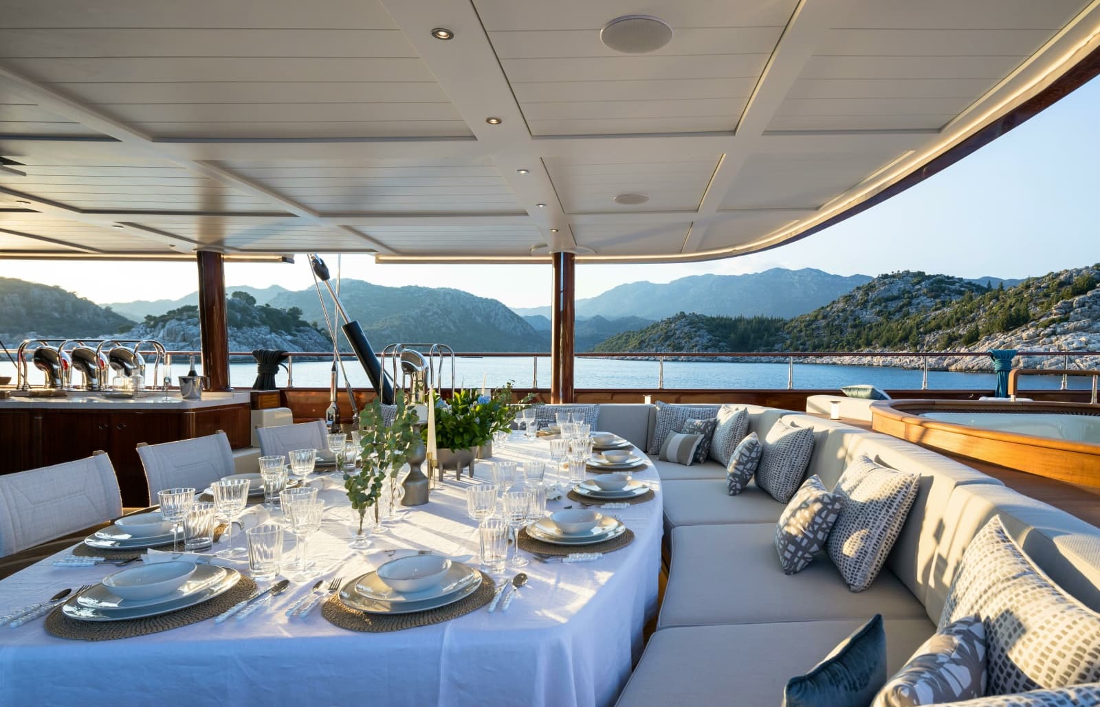 2026 Ares Yachts 