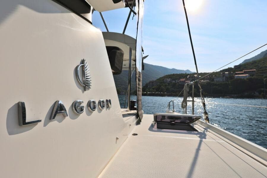 2022-lagoon-42-sail-9525041-20240829062035235-1_XLARGE.jpg