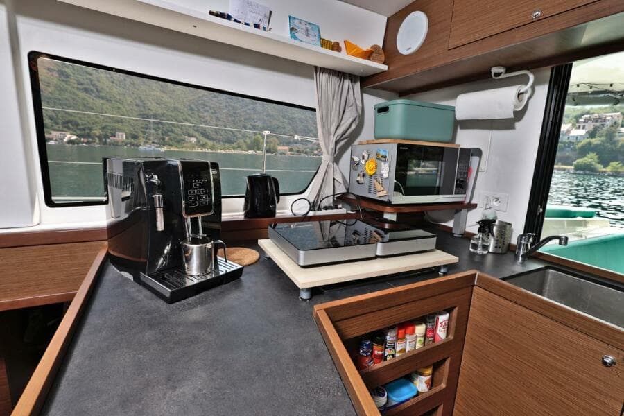 2022-lagoon-42-sail-9525041-20240829062135538-1_XLARGE.jpg