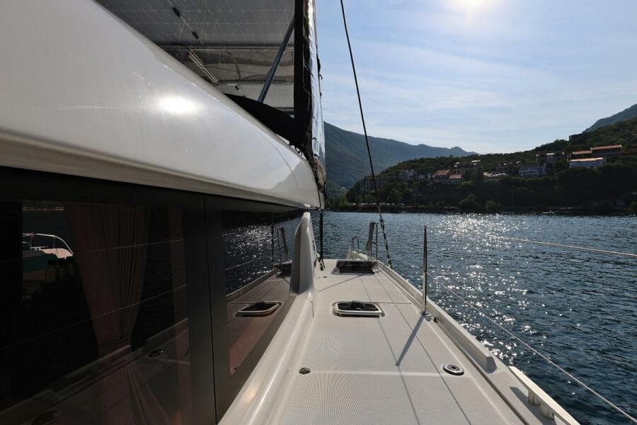 2022-lagoon-42-sail-9525041-20240829062033250-1_XLARGE.jpg