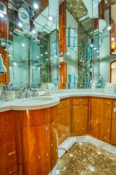 2007 Hatteras Enclosed Bridge